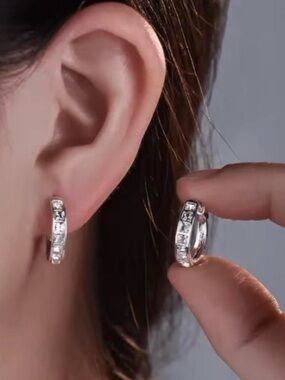 Silver Hoops
925 Sterling Silver Hoop Earrings    ~NEW~
-Makes a Great Gift